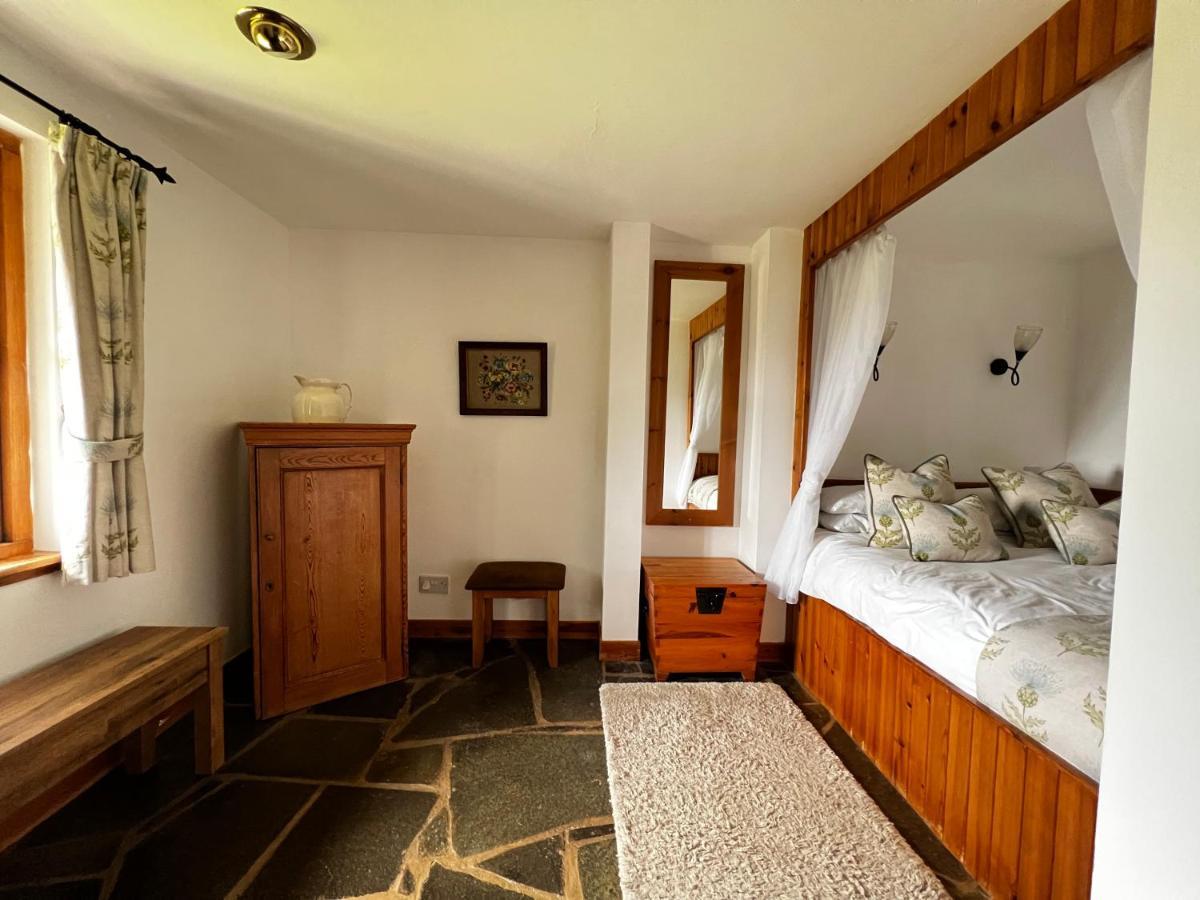 Tigh Phadraig At Marys Thatched Cottages Elgol Екстер'єр фото
